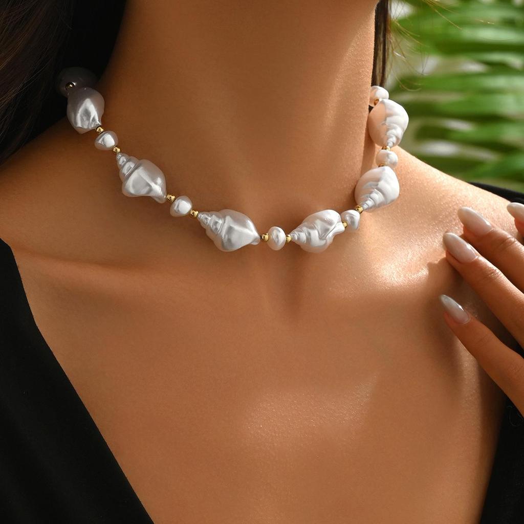 French Retro Faux Pearl Clavicle Necklace: Classic, Irregular Design for Women