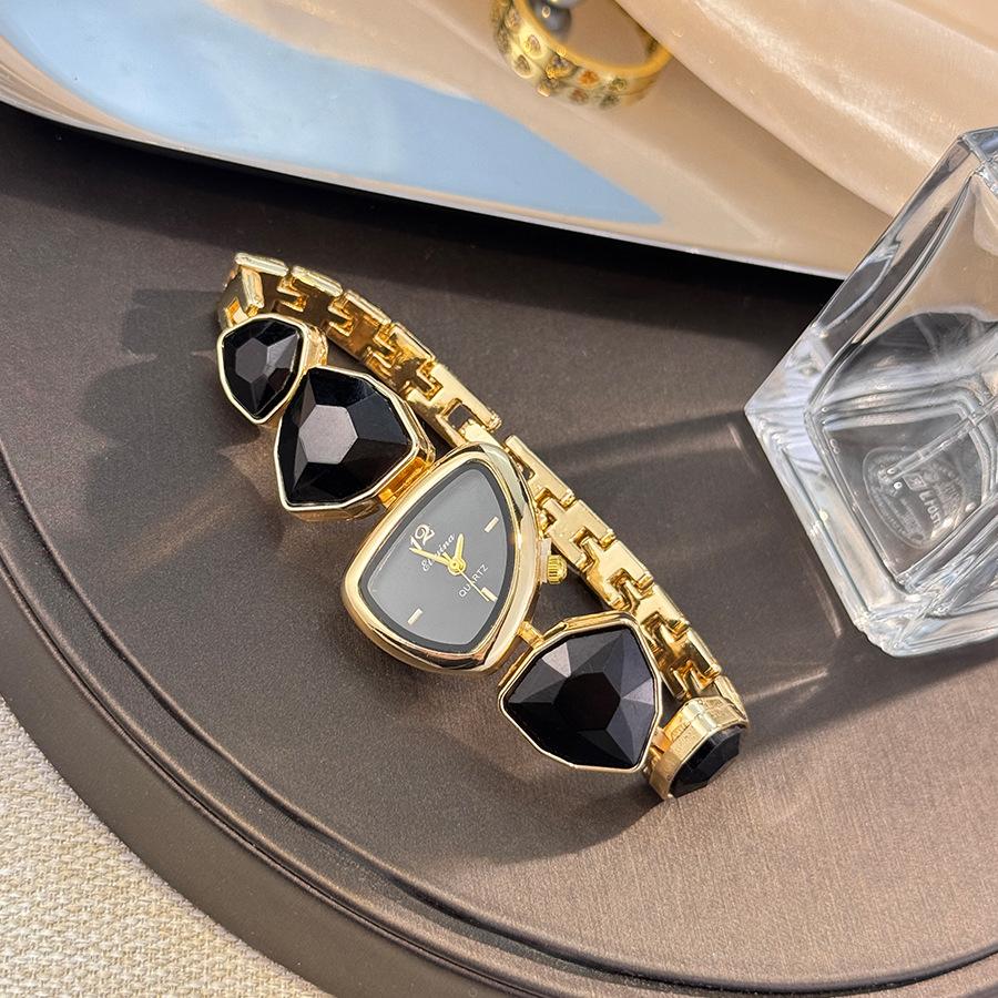 

Color Scheme Irregular Design Big Diamond Watch Light Luxury Niche Watch Color Advanced Sense чёрный