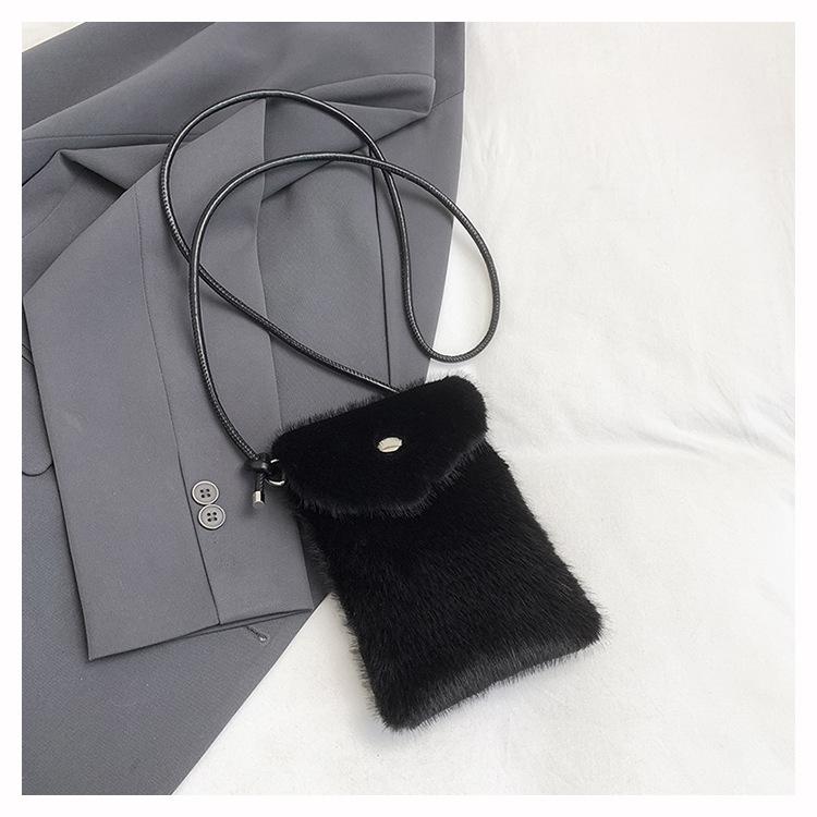 

2025 новая трендовая нишевая дизайнерская сумка для мобильного телефона плюшевая осенне-зимняя высококлассная в зарубежном стиле универсальная женская на плечо через плечо чёрный