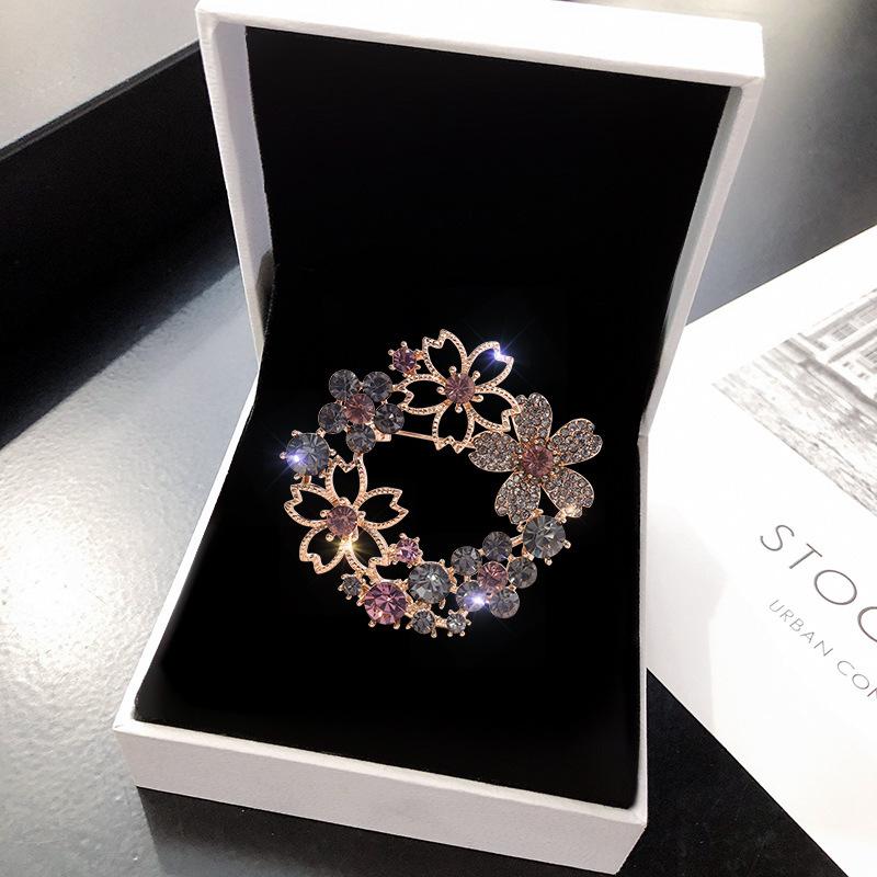 Creative Luxury Flower Brooch Jewelry for Women Men Elegant Rhinestone Exquisite Corsage Badges Classic Brooches Pins