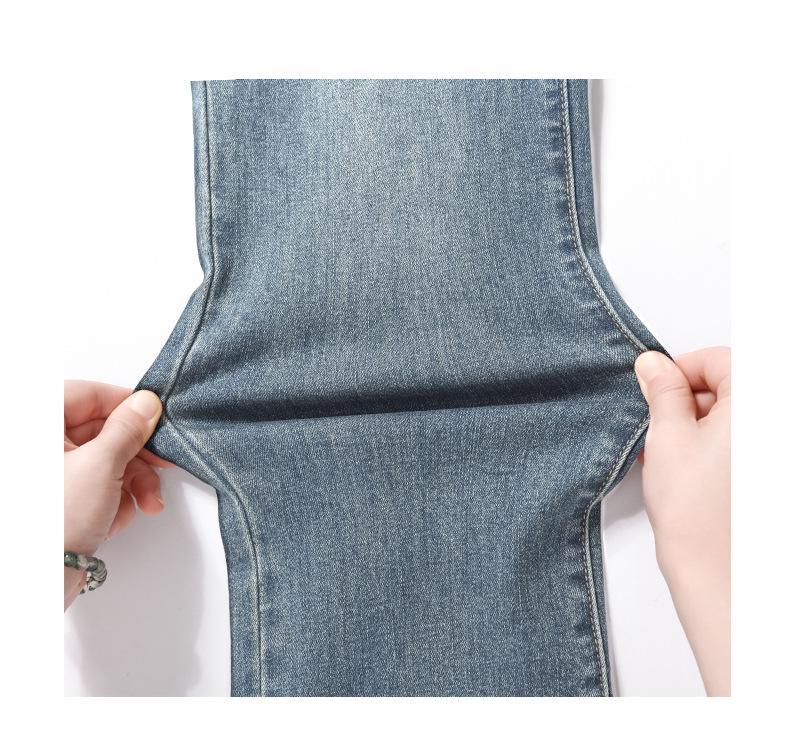 Damskie letnie dżinsy typu cigarette z prostą nogawką i wysokim stanem, w jasnym odcieniu