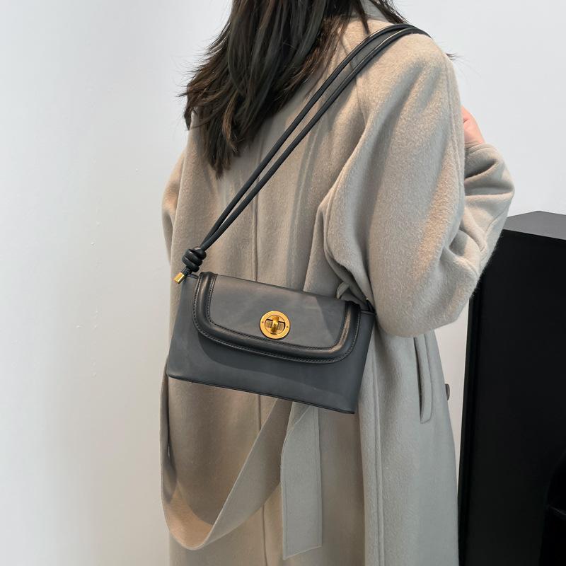 

Сумка подмышку женская модель 2025 года изысканная наплечная сумка кроссбоди маленькая квадратная сумка модный тренд 22*9*12.5 чёрный