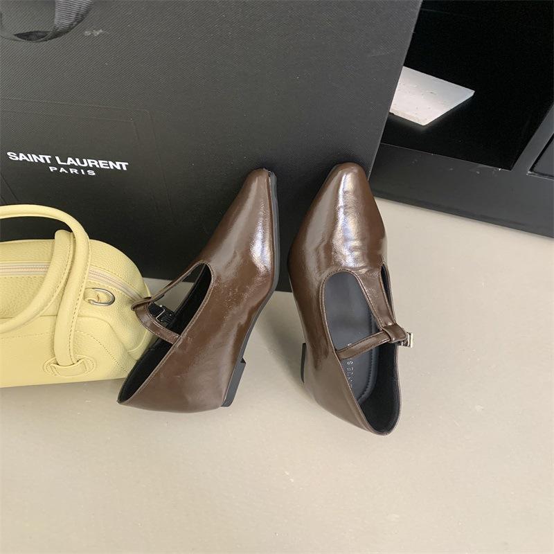 

2025 spring and autumn new fashion versatile fashion pointed temperament low heel single shoes French shallow mouth inner height increase ma 39 темно-коричневого