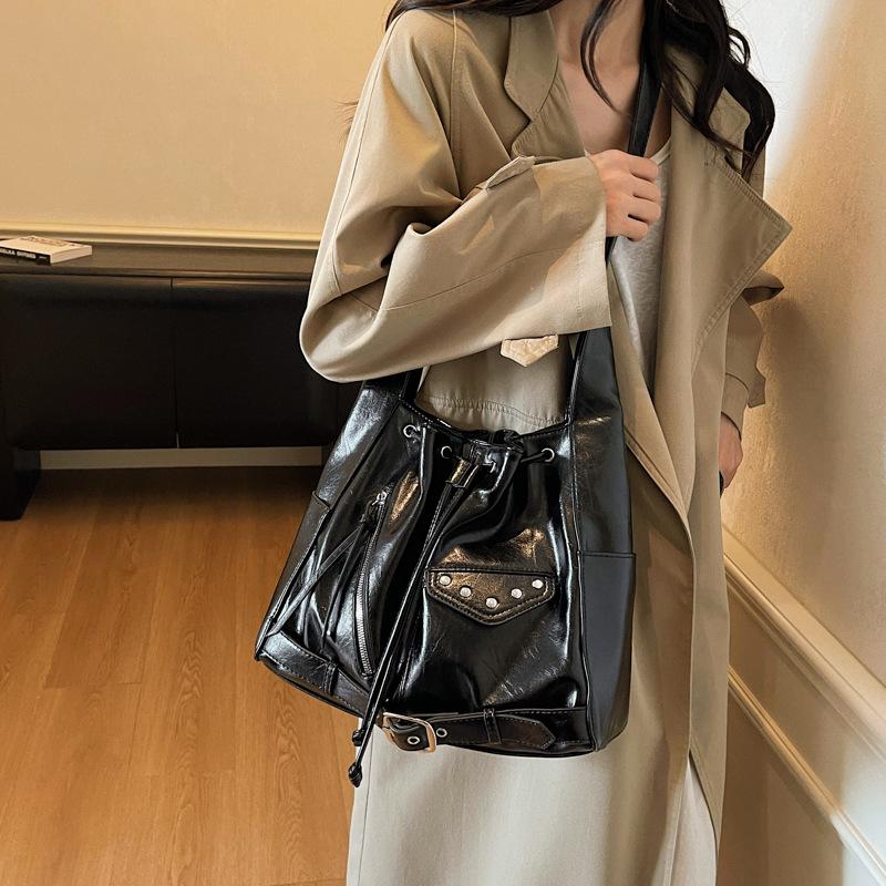 Bag women's 2025 autumn and winter new drawstring bucket bag women's multi-pocket shoulder bag going commuter messenger bag