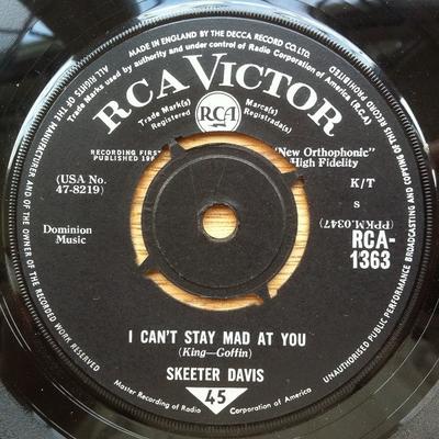 7inch Record SKEETER DAVIS - I Can't Stay Mad At You / It Was On F12480 RCA Victor 1963 UK Pop Used