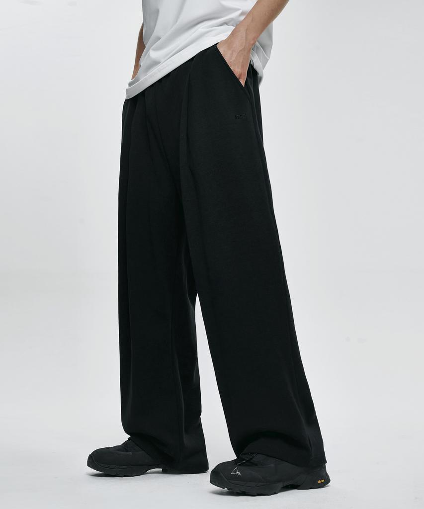 Atejeu Essential One-Pleat Wide Sweatpants [Black]