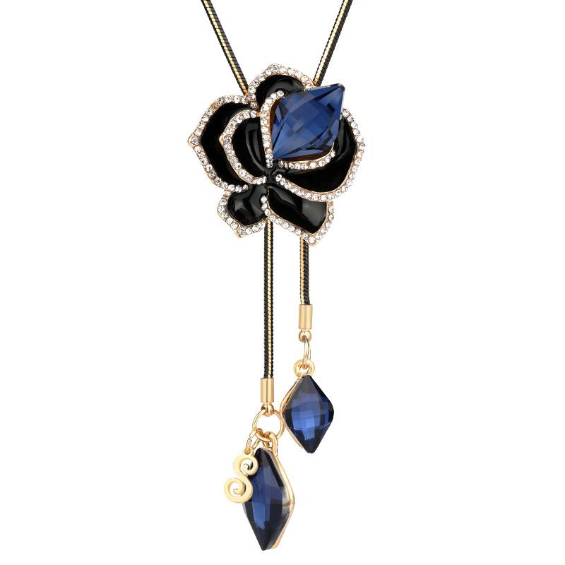Elegante Catena per Maglione con Frange in Cristallo a Forma di Fiore di Rosa Blu con lo Stesso Temperamento Lunga Collana Accessori