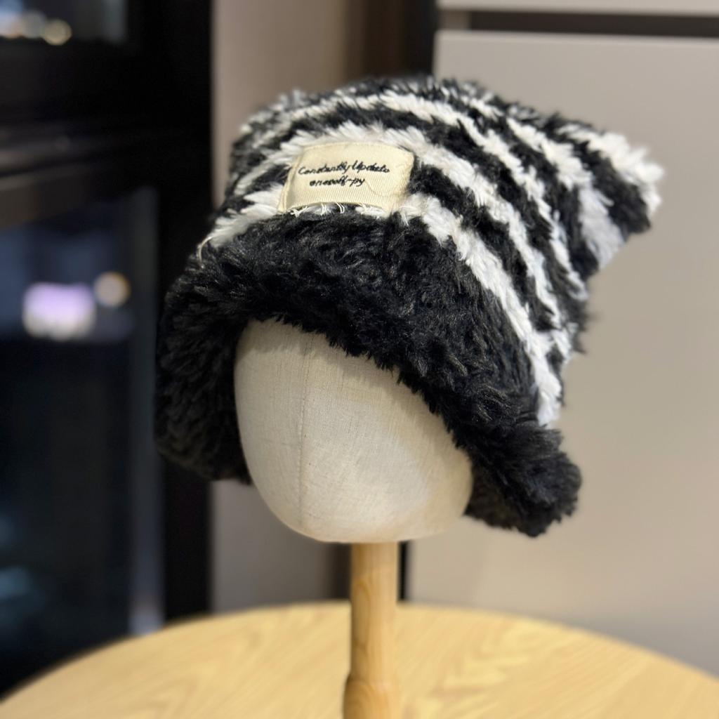 Soft and Waxy Face showing Small Korean Style Striped Hat for Girls in Autumn and Winter Cold Proof Thickened Plush Knitted Hat Versatile Warm Hat