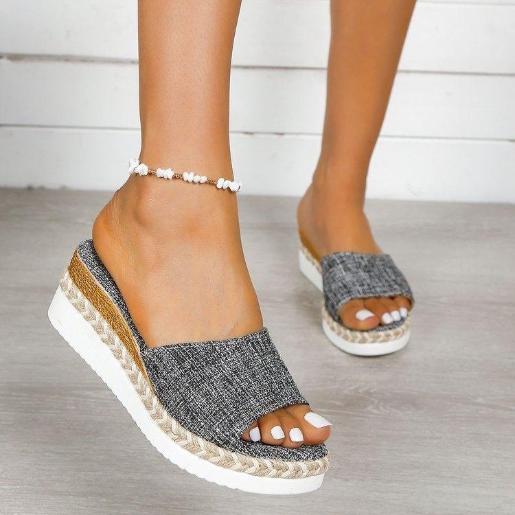 

Летняя женская обувь: сандалии на большой танкетке и повседневные тапочки с открытым носком