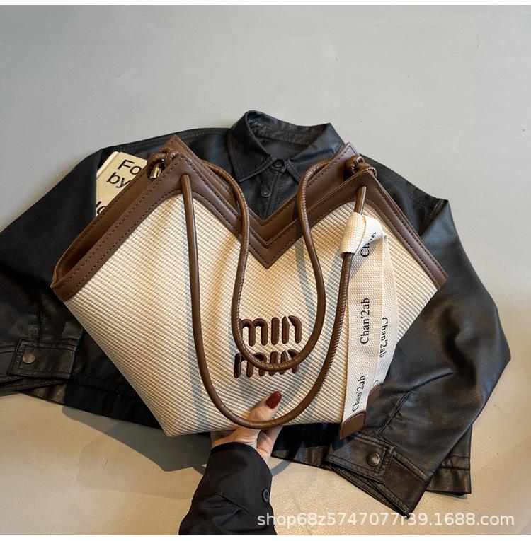 

Large-capacity bag women s summer versatile 2025 new casual shoulder bag niche design commuter tote bag хакі