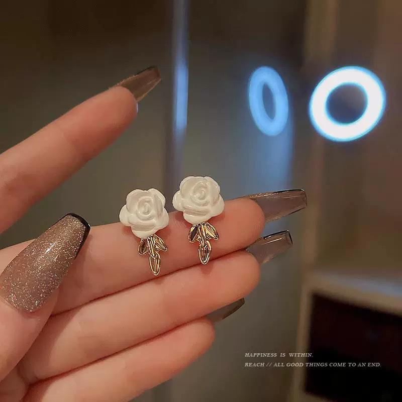 2025 Spring/Summer Floral Pearl Stud Earrings - Elegant Women's Light Luxury Edition