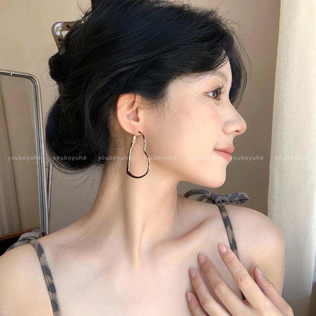 Spicy Girl Retro Leopard Print Heart Earrings: High-End, Light Luxury Studs with Niche Design