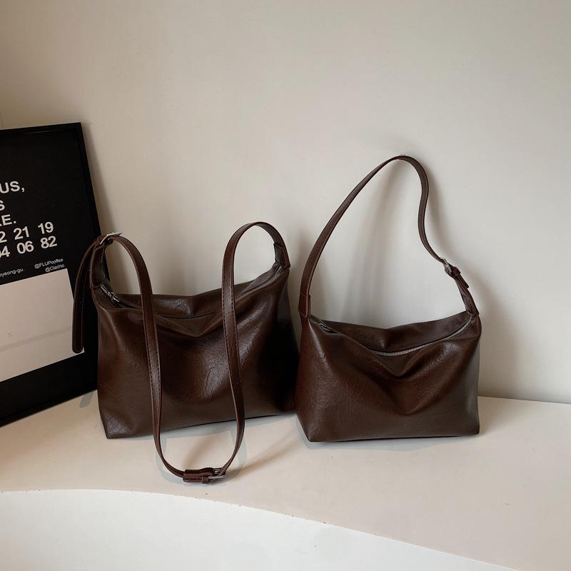 

Large capacity soft surface dumpling bag women s retro 2025 autumn and winter new casual shoulder bag commuter messenger bag Small темно-коричневого