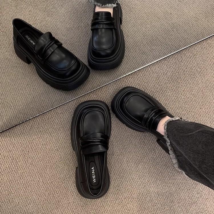 Zapatos de plataforma negros de cuero pequeño para mujer 2025 nuevos retro británicos versátiles que aumentan la altura zapatos individuales versátiles mocasines estilo universitario