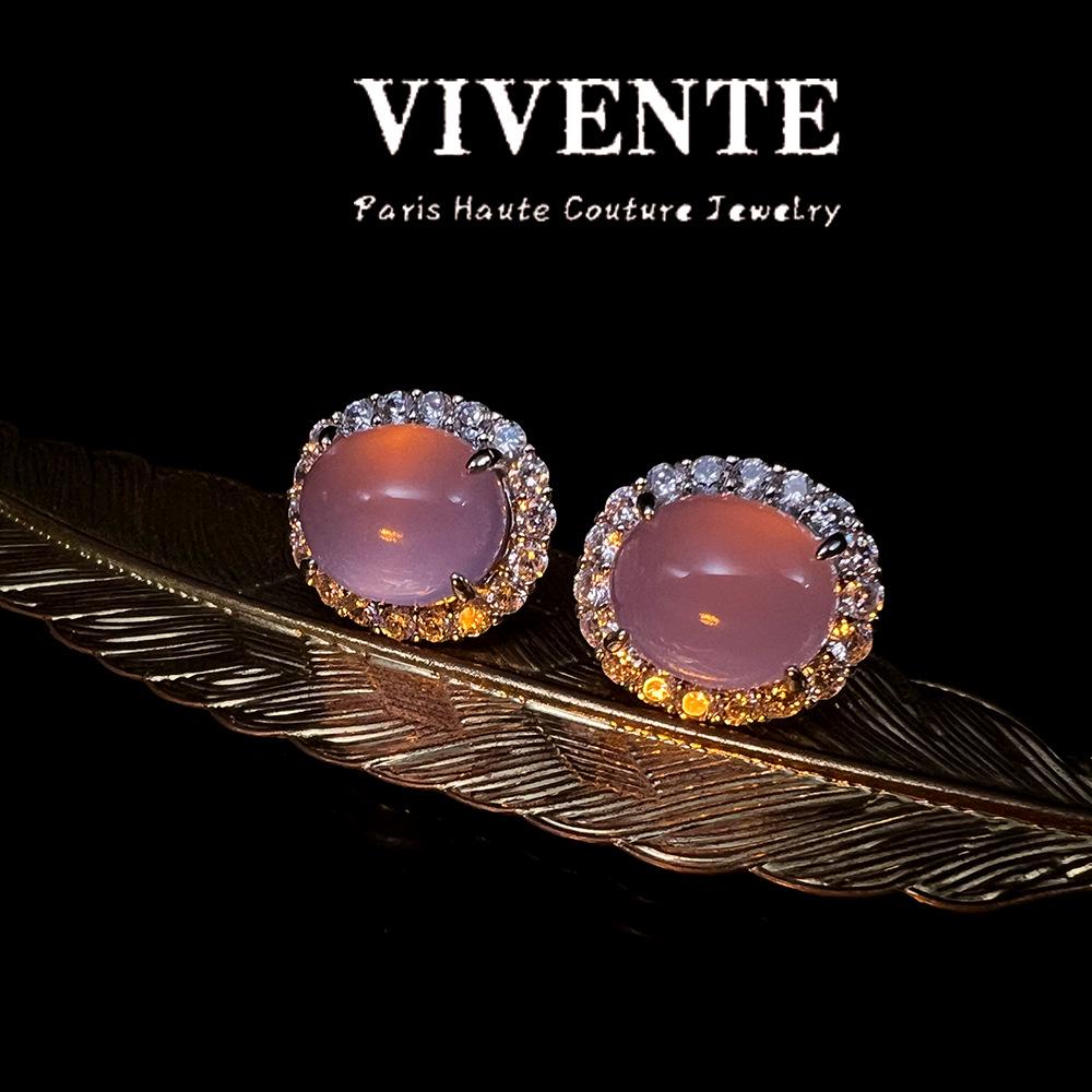 

Изысканные серьги-пусеты из хальцедона и лунного камня с золотым покрытием S925