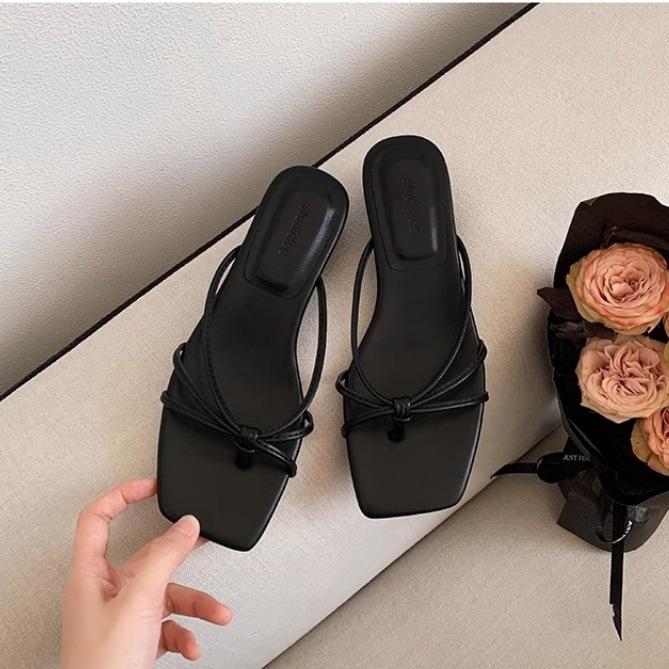 

Бантик красные на плоской подошве крутые тапочки женские 2025 лето уличная простая для работы квадратный носок с открытым носком французский ремешок шлепанцы 40