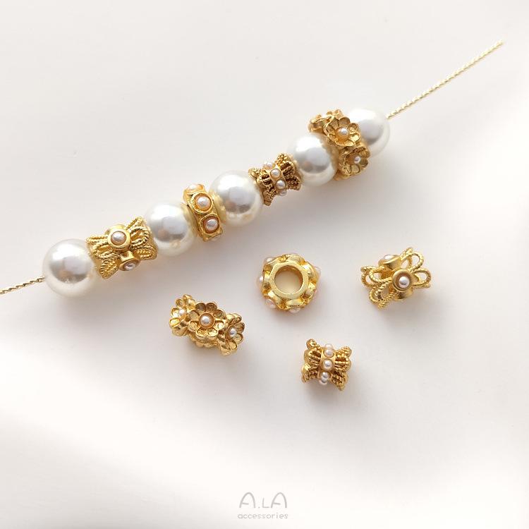 

Color-preserving copper-plated matte gold flower-shaped spacer beads with imitation pearl inlay for DIY jewelry.