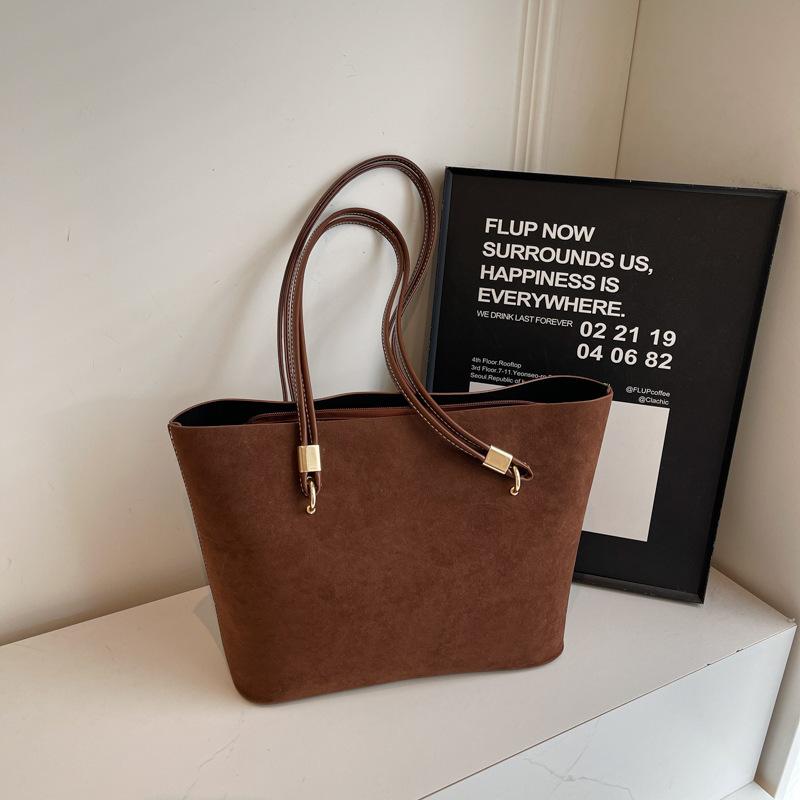 

Универсальная сумка через плечо, замшевая сумка для поездок на работу, новый тренд осени и зимы 2025, сумка-тоут большой вместимости коричневый