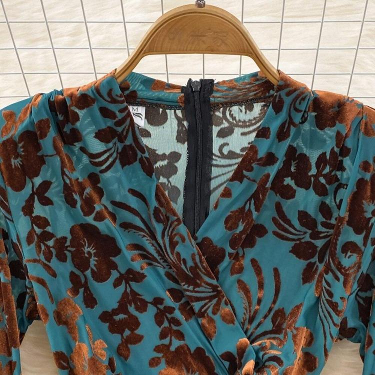 New Autumn Celebrity Temperament V Neck High Waist Dress with Bronzing Printing Fold Stitching and False Two Bag Hip Design