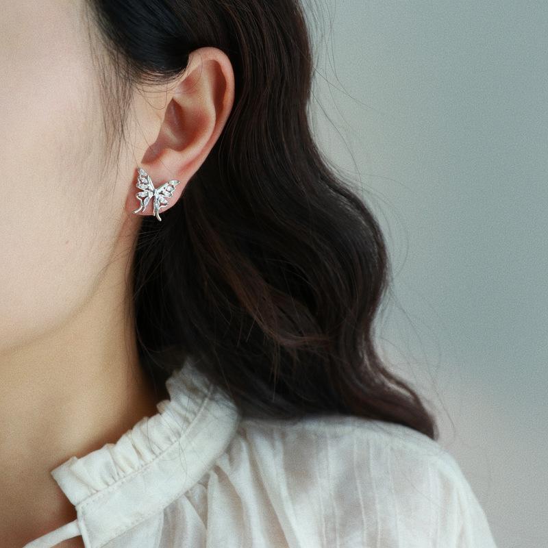 Zircon Butterfly Ear Clip: Elegant, No-Pierce Cartilage Earring for Women