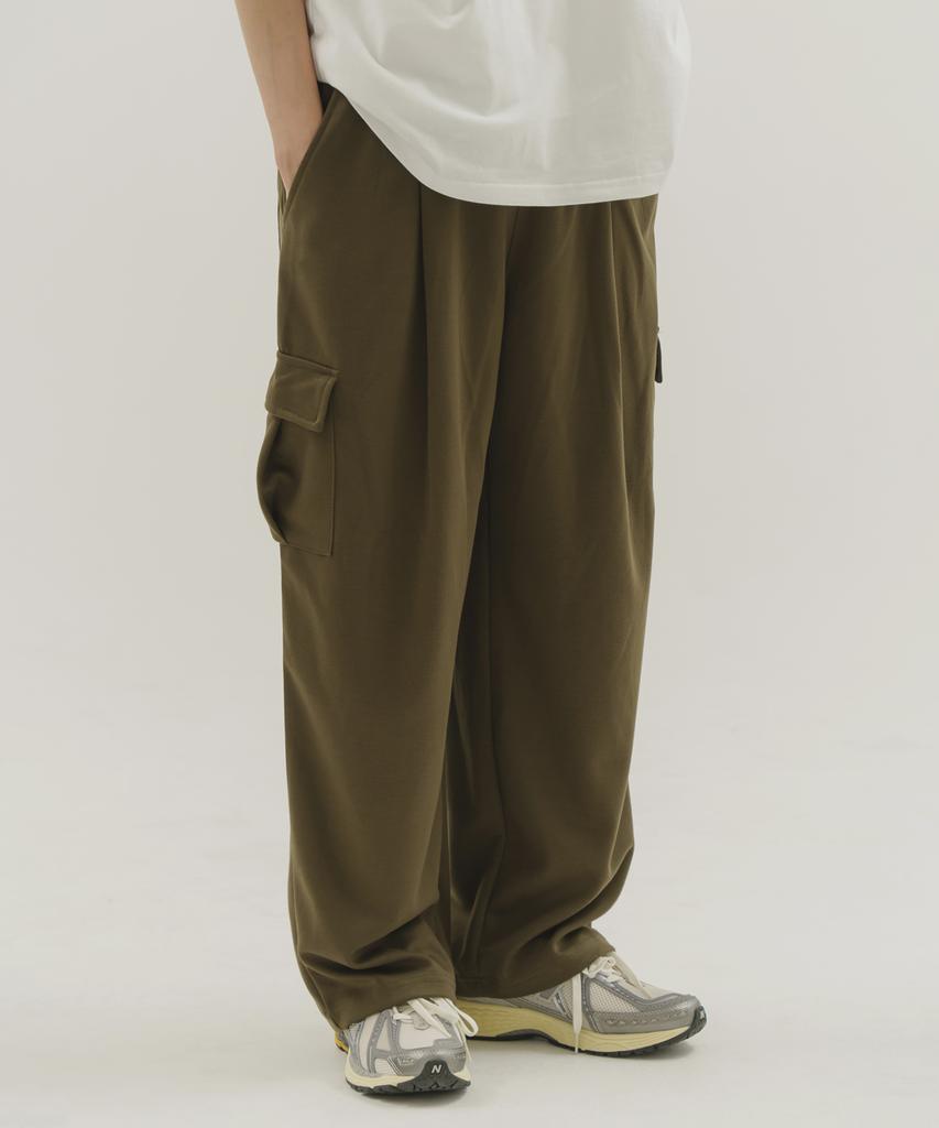 CAMEL WORK One-Pleat Wide Cargo Sweatpants (Khaki)