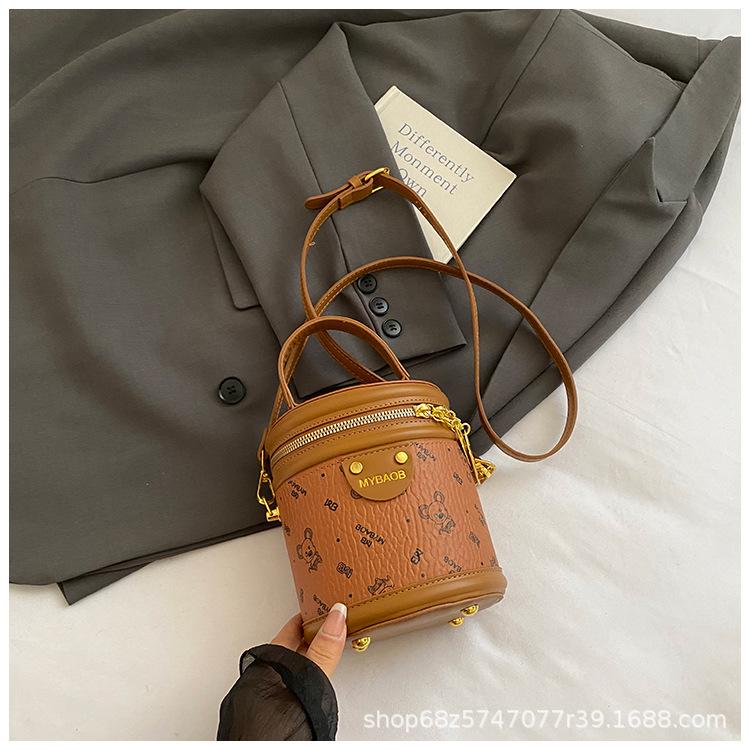 Niche design foreign style portable bucket bag women's 2025 new spring and summer fashion versatile commuter messenger bag small bag