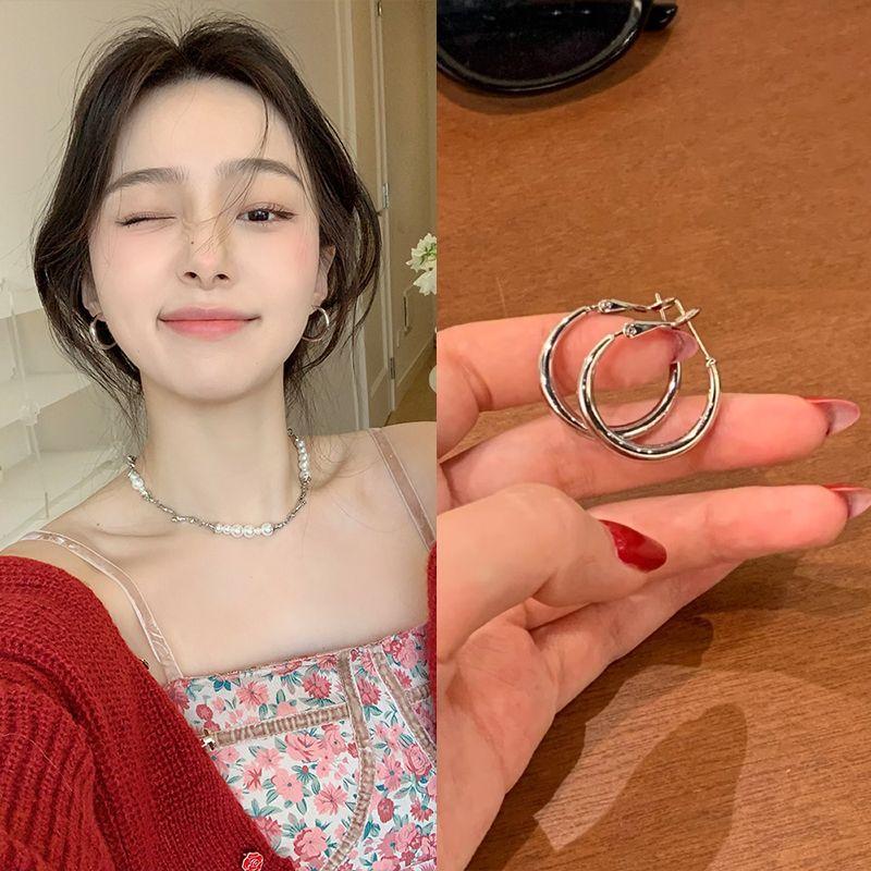 

Cool Wind Серебристые Самые Продаваемые Нишевый Дизайн Женские Серьги A pair of earrings with an inner diameter of 2.5cm