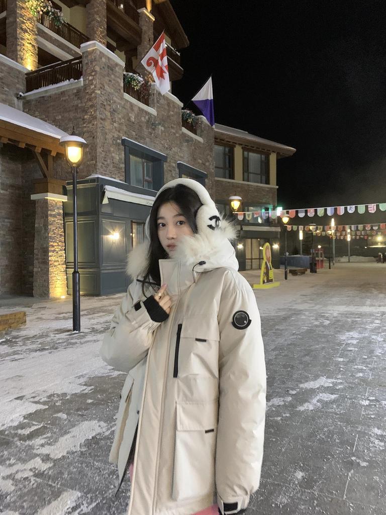 Women's 2024 Winter White Duck Down Jacket - Medium/Long Length, Fashionable Workwear, Loose Fit with Large Fur Collar, Thickened for Warmth