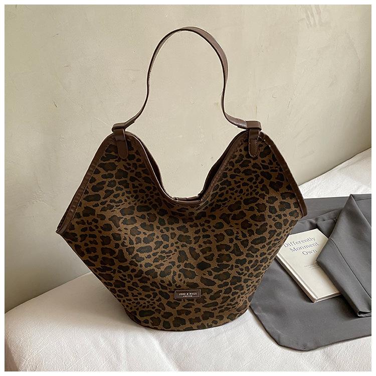 

Tote s New Women s Autumn Retro Large-capacity Single-shoulder Bag, A Commuting Bag and A Retro Fashion Bag without pendant