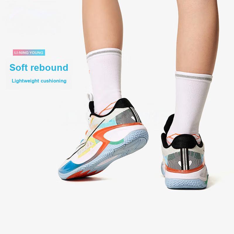 Li Ning Crianças Tecido PU Leve Confortável Antiderrapante Durável Suporte Cano Baixo Tênis de Basquete Tênis Infantil Branco Padrão YKBU075-1