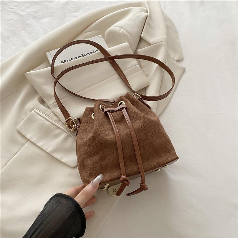 Today's popular bags, women's summer new trendy fashion casual shoulder bags, commuter messenger bucket bags