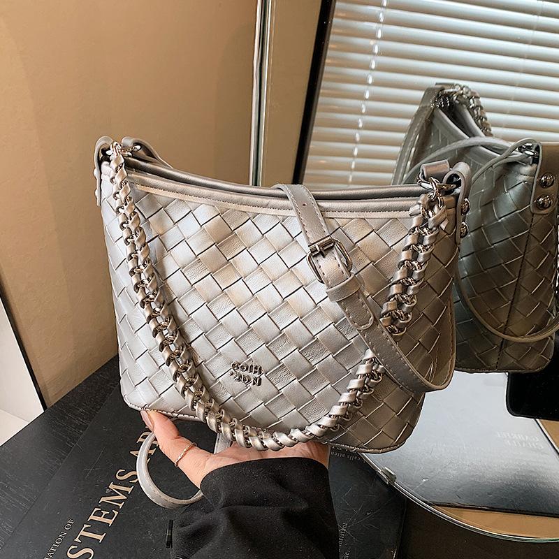 

Korean fashion niche simple shoulder portable commuter small bag women 2025 new woven messenger bag stray bag коричневий