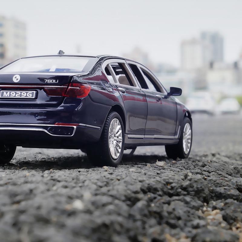 1:24 BMW 760 Extended Six-Door Alloy Model Car with Sound and Light Features