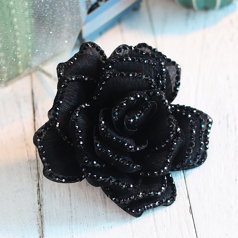 Set červených třpytivých květinových sponek do vlasů a náramku pro dívky na latinskoamerické tance