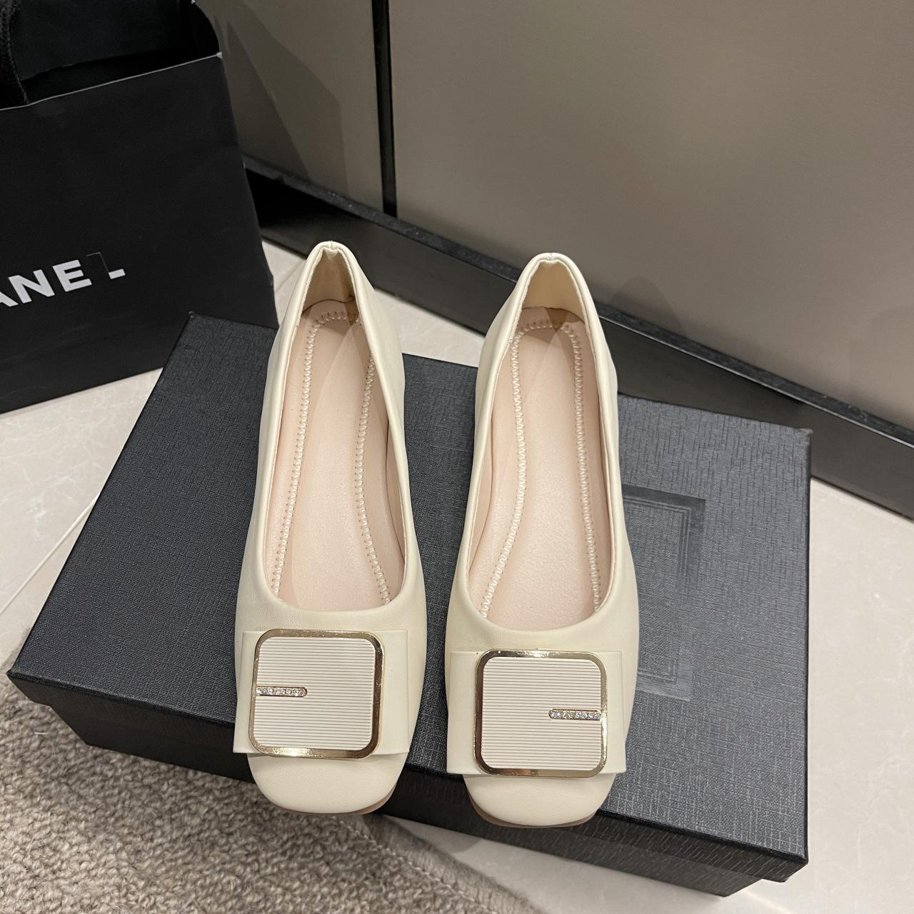 

2025 Весна Осень Новая Женская Модная Легкая Обувь из Кожи с Квадратным Носком и Мягкой Подошвой, Плоские Массивные Рабочие Туфли 40 бежевый