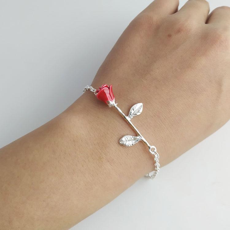 Elegant Red Rose Bracelet - Fashionable, Simple Flower Design for a Sweet Touch
