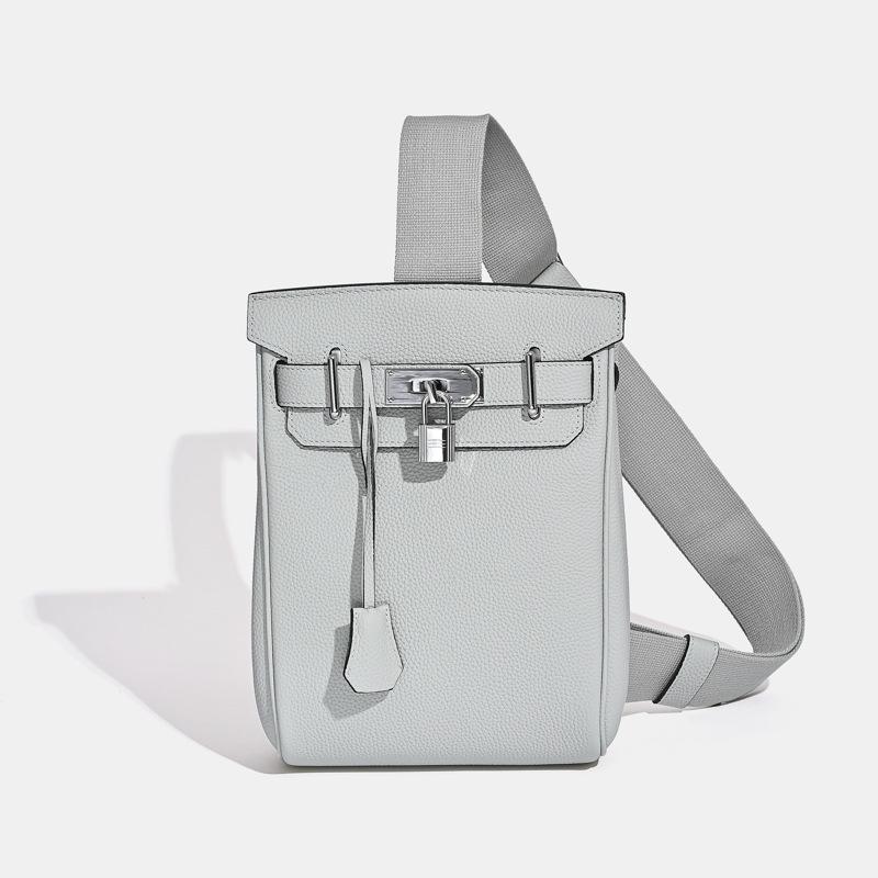 

2025 Новый унисекс верхний слой коровьей кожи нагрудная сумка сумка на плечо натуральная кожа рюкзак с замком подвесное украшение 17 x 8 x 27CM+silver buckle