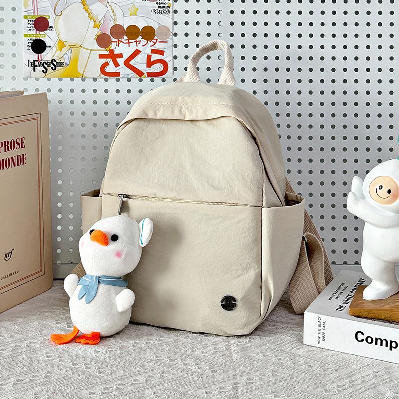 

2025 осень новый зарубежный стиль нишевый дизайн повседневный персонализированный рюкзак модный тренд текстурный женский рюкзак Without pendant белый