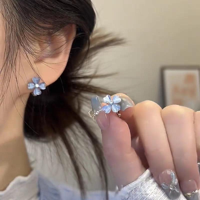 Fresh blue four-leaf flower ear buckle, niche earrings, exquisite simple and small earrings.