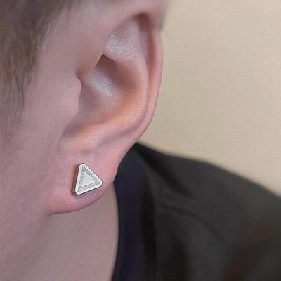 2025 Koreanischer Stil Magnetische Nicht-Piercing Dreieck Stecker: Trendiges dunkles Muster für den einzigartigen Stil von Männern