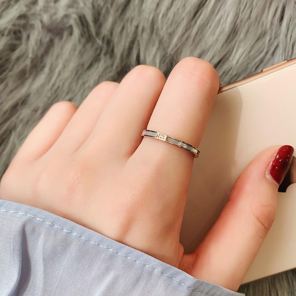 Elegant 18k Rose Gold Titanium Steel Ring for Women with Single Diamond White Shell Simple Tail Ring Jewelry