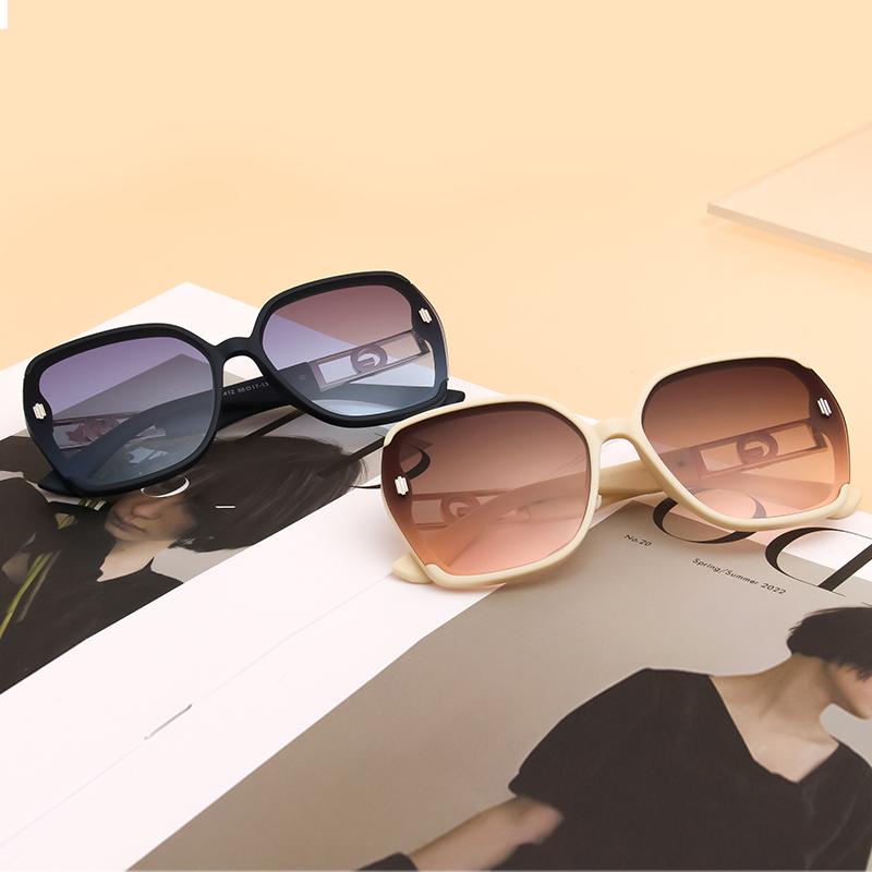Oversized Fashion Sunglasses Large Frame Gradient Lens Sun Glasses Ombre Modern Tinted Simple Style Women UV400 Travel Eyewear