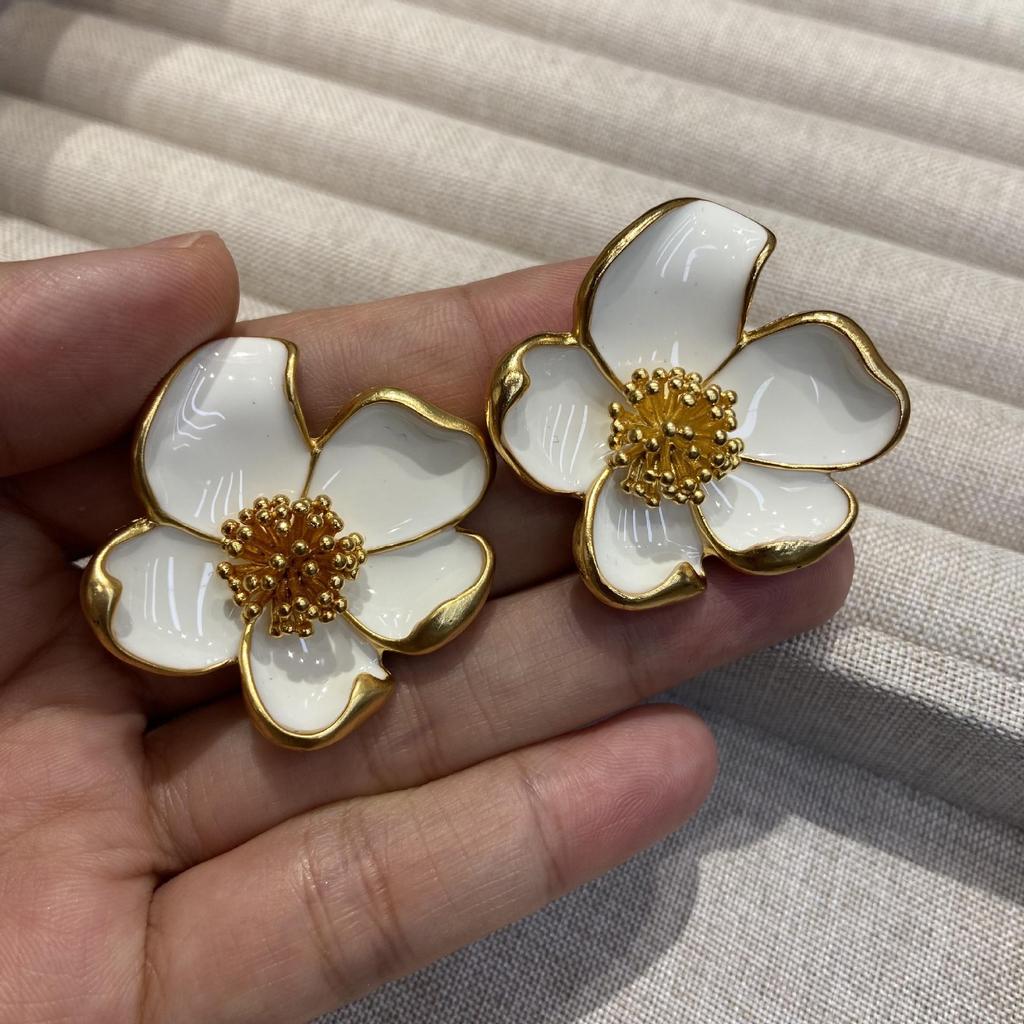 Silver Needle Camellia Drip Oil Earrings: Elegant French Retro White Flower Studs