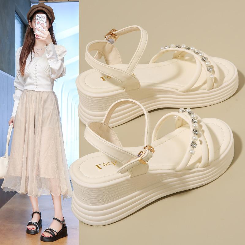 Nouveaux vêtements d'extérieur d'été pour femmes 2025 fée avec jupe sandales romaines rehaussantes petites chaussures de plage à semelle souple