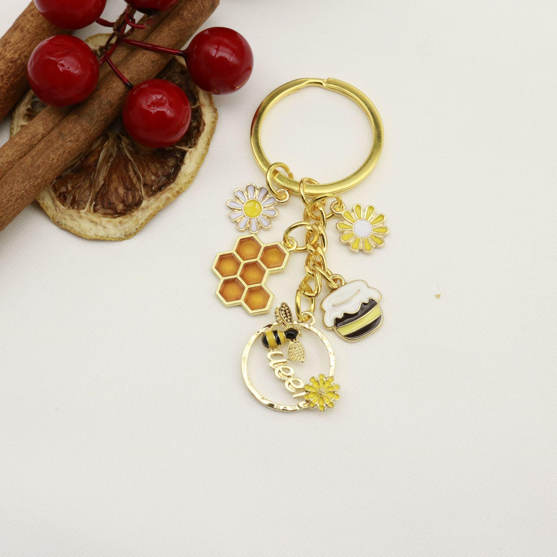 Little Daisy & Bee Drip Oil Keychain: Cute Flower and Insect Car Ornament