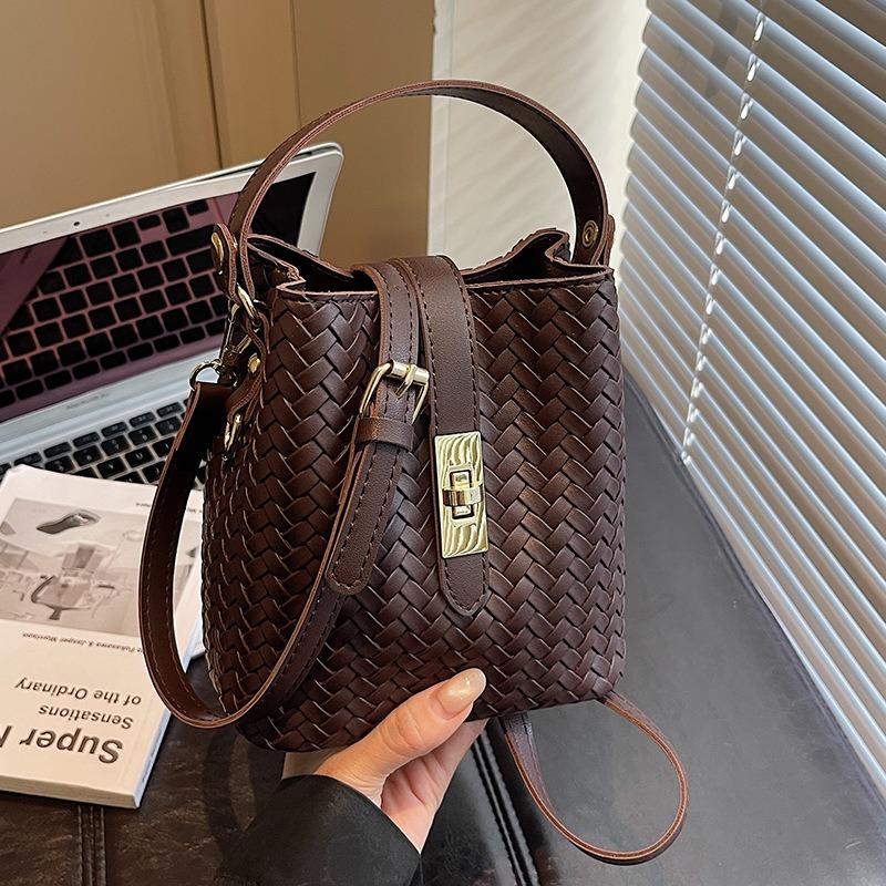 Fashion hand carrying bucket bag women's autumn and winter new niche simple casual woven shoulder messenger bag