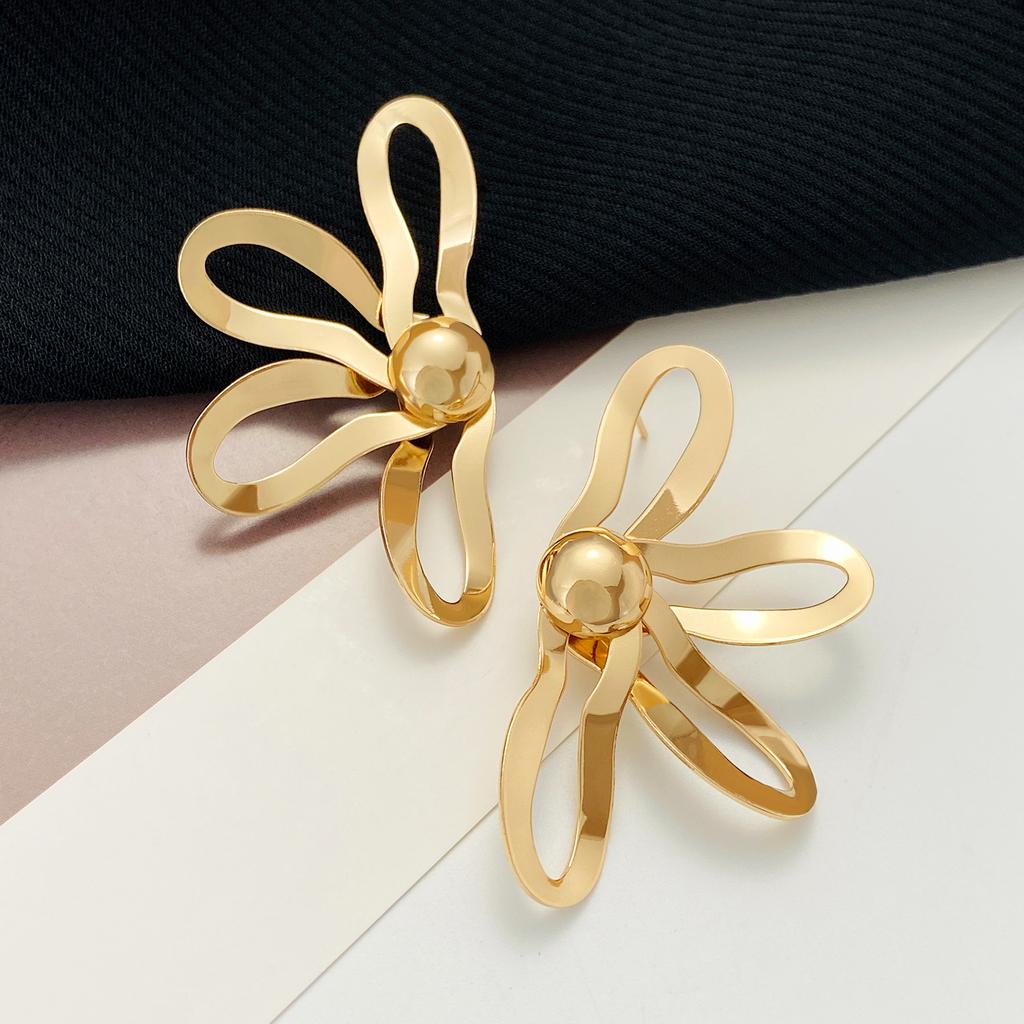 Vintage Steampunk Exaggerated Design Big Stud Earrings for Women High Quality Alloy Hollowed Flower Petal Personality Earring