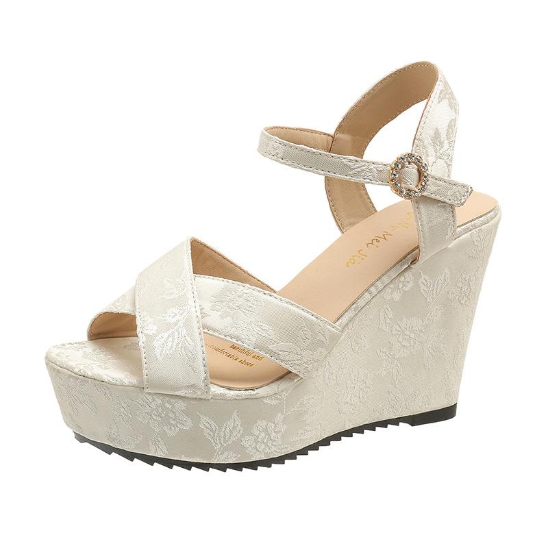 

Літні солодкі студентські босоніжки на танкетці, жіноча платформа 2024, нові водонепроникні настільні високі підбори, однослівні босоніжки з пряжкою 38 абрикосовий