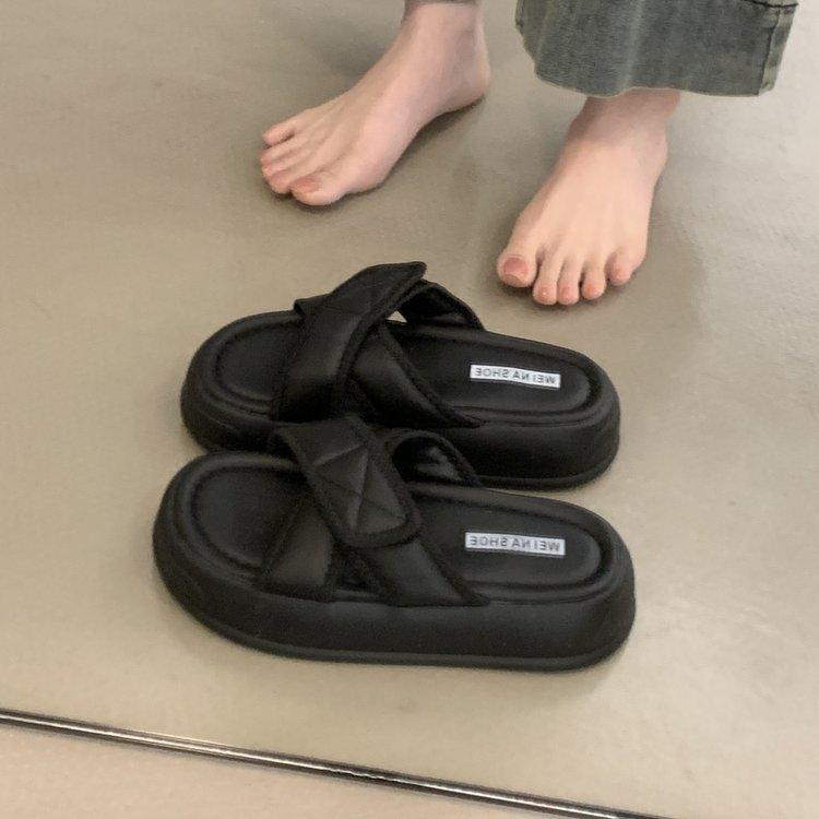 Dicke Sohle Muffin Klettverschluss schwarze Hausschuhe Damen Sommerbekleidung 2025 Sommer neue Mode coole Hausschuhe