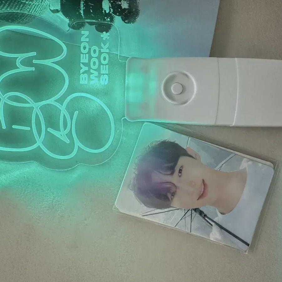 

Beon Woo-seok s Official Lightstick + Slogan